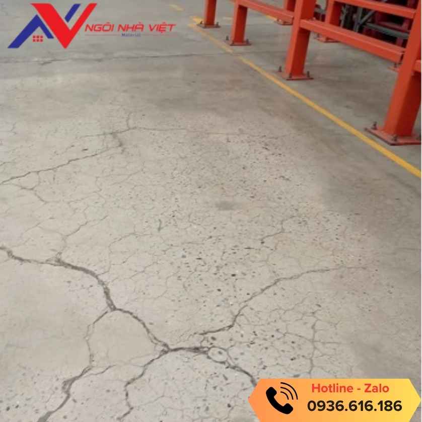 Bê tông bị nứt chân chim do thiếu nước Bê tông bị nứt chân chim do thiếu nước