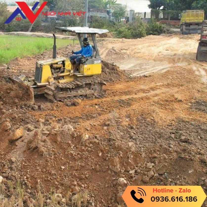 Dọn dẹp sạch sẽ nền đất trước khi đổ bê tông Dọn dẹp sạch sẽ nền đất trước khi đổ bê tông
